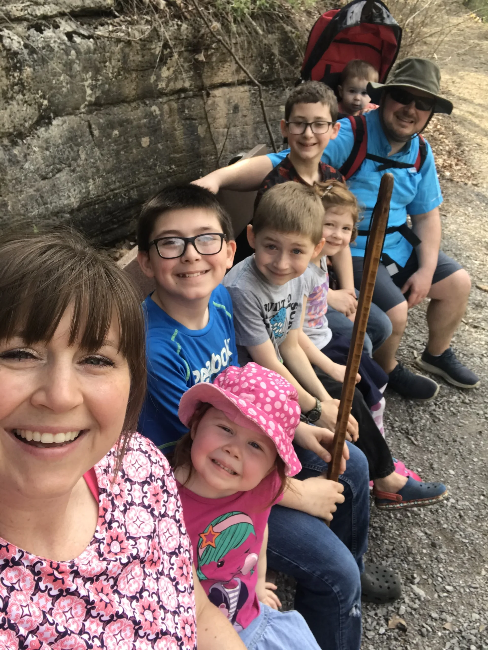 picture of Jana Brown and her husband and their 5 kids, sitting on a bench