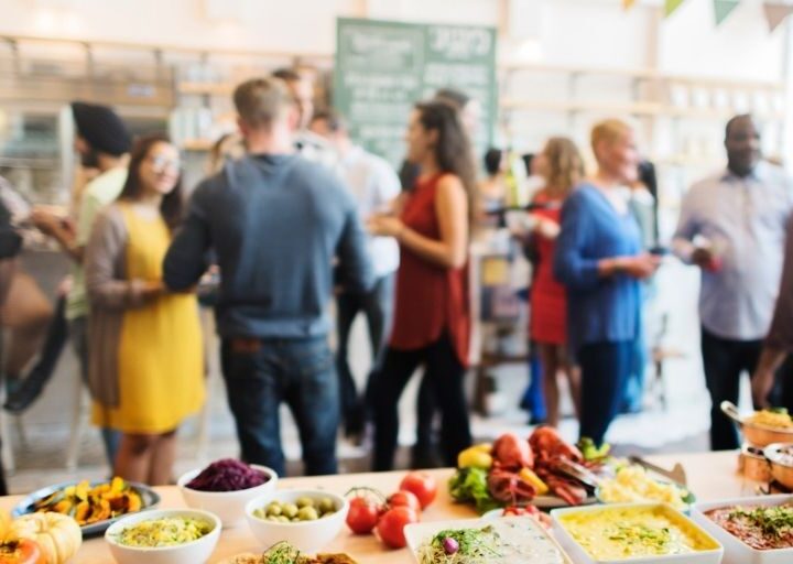 group of 20 people eating easy meals for large family gatherings