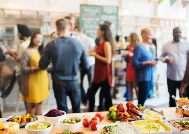 group of 20 people eating easy meals for large family gatherings