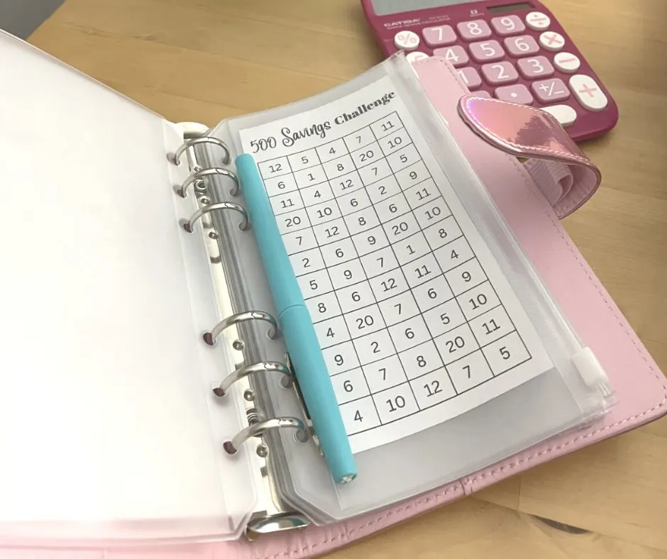 $500 savings challenge printable in cash envelope in pink A6 binder, with light blue pen