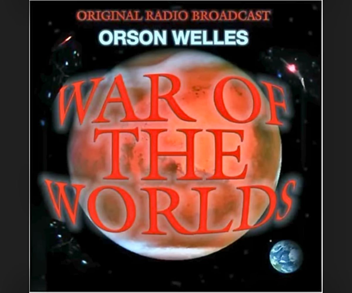 cover of original radio broadcast Orson Welles' War of the Worlds
