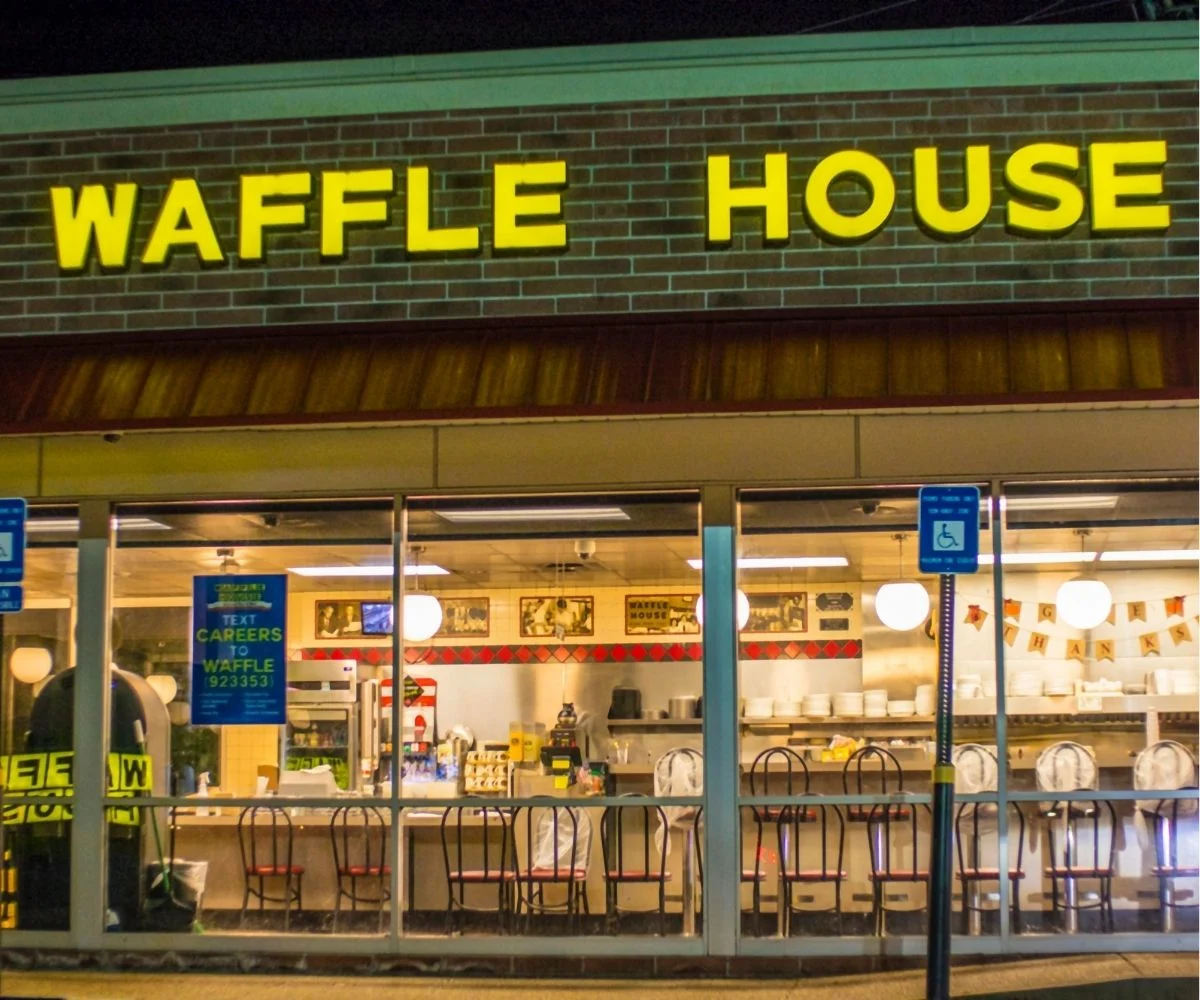 outside of a Waffle House lit up at night