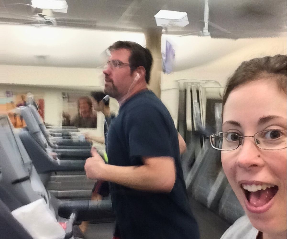 couple jogging next to each other at gym