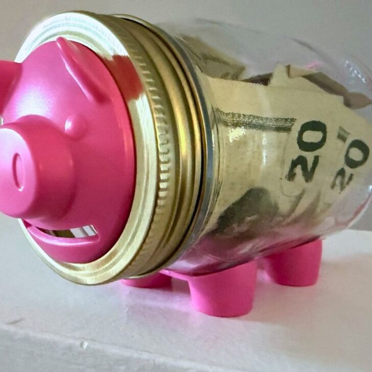 bright pink pig mason jar bank with $20s in it